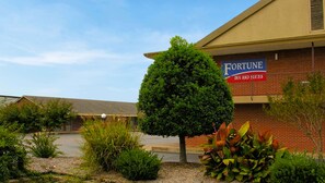 Property grounds - Fortune Inn And Suites Newport (Newport)