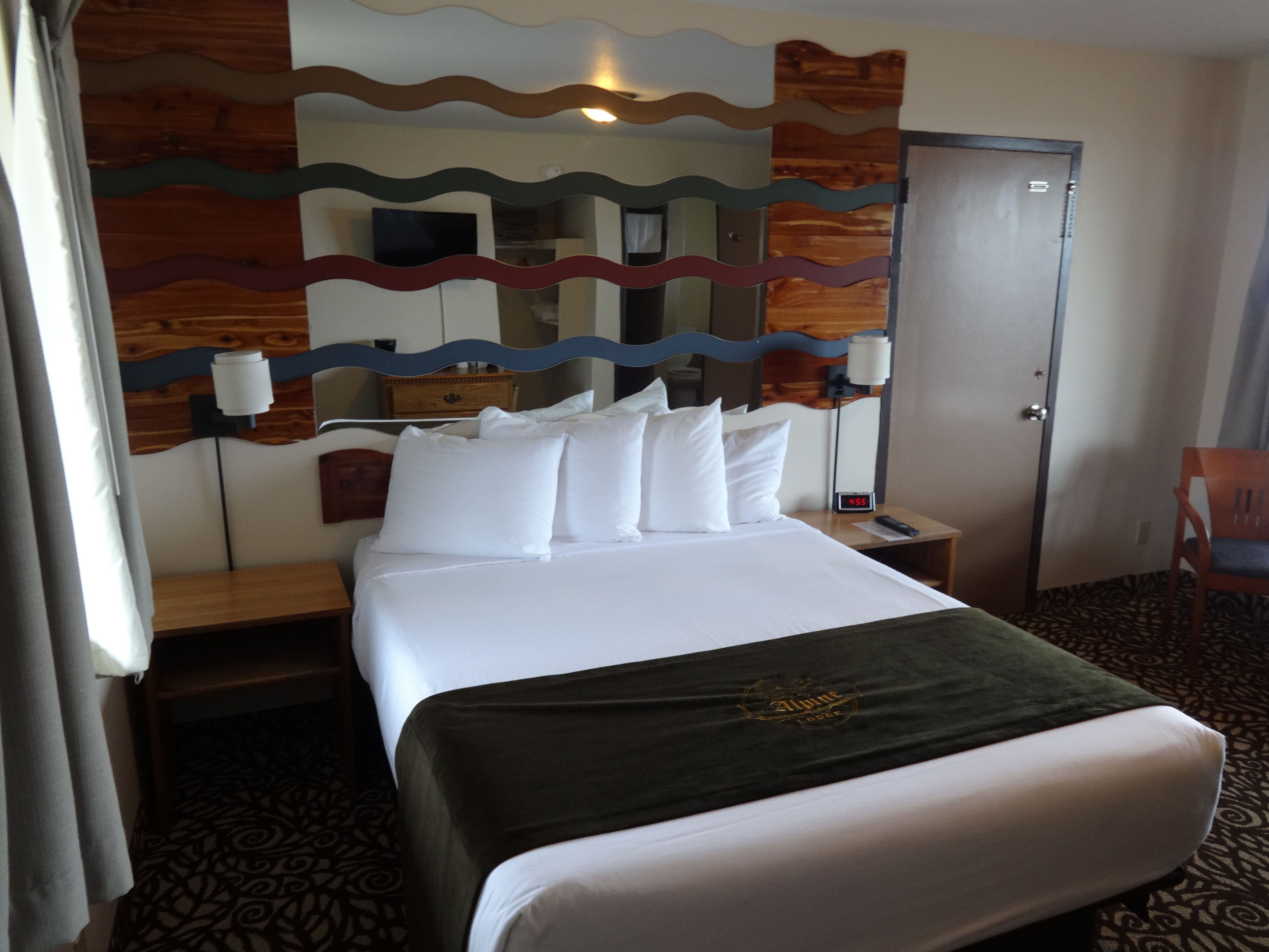 Premium bedding, desk, iron/ironing board, free rollaway beds