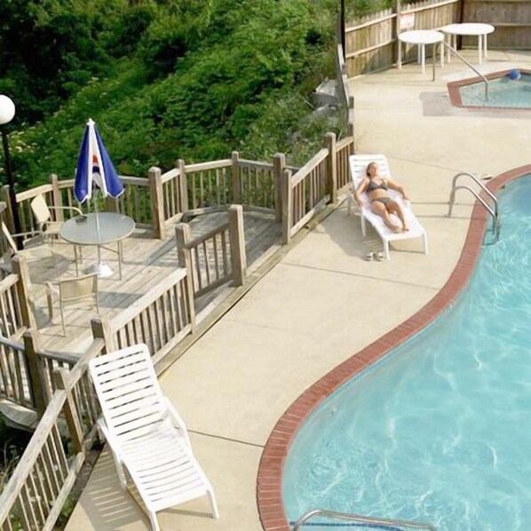 Seasonal outdoor pool - Alpine Lodge & Resort Burkesville (Burkesville)