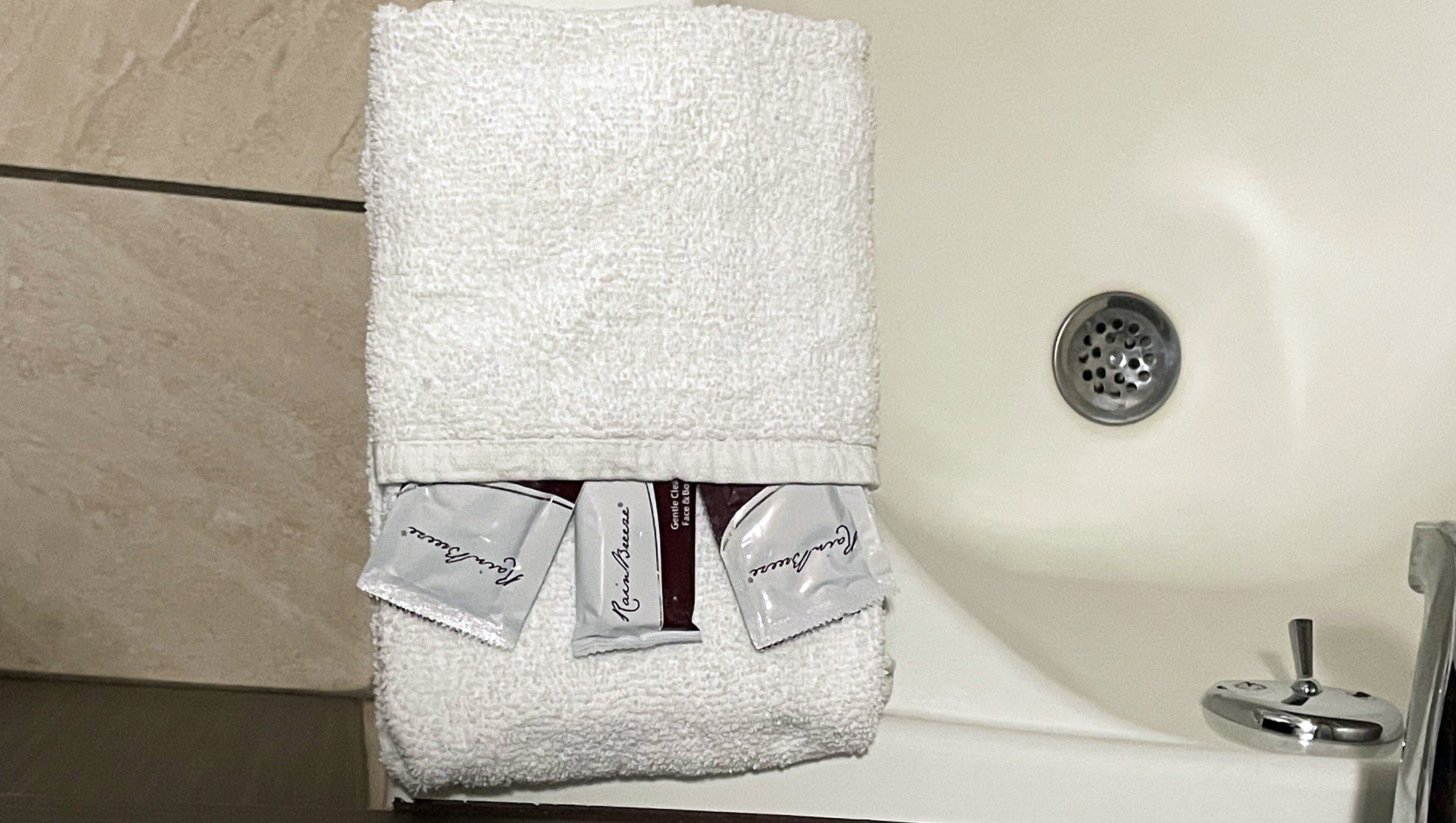 Combined shower/bathtub, hair dryer, towels