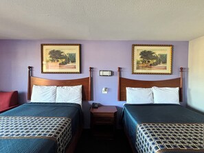 Tabla de planchar con plancha, wifi gratis, ropa de cama y despertador 