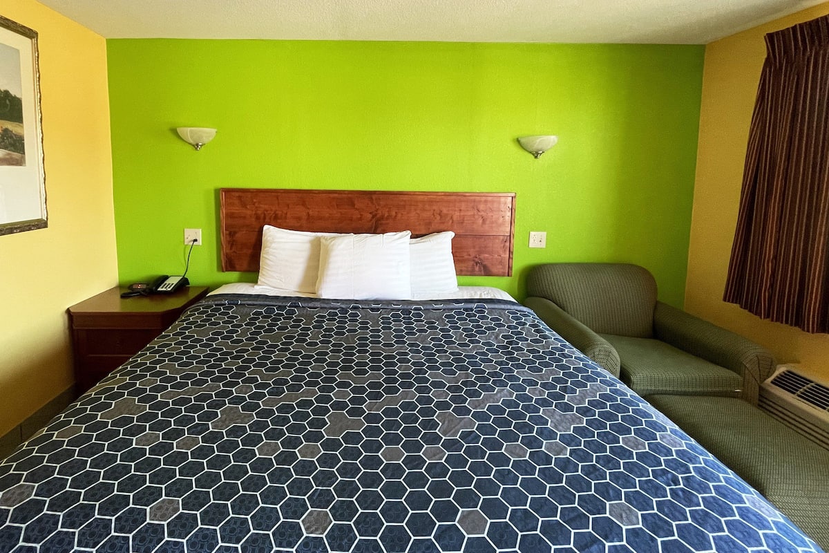 Iron/ironing board, free WiFi, bed sheets, alarm clocks