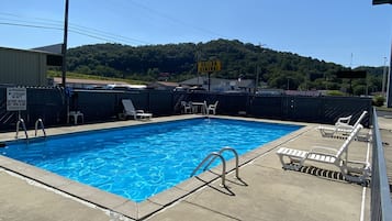 Una piscina al aire libre de temporada