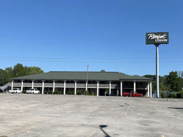 Exterior - Riverfront Lodge (Burkesville)