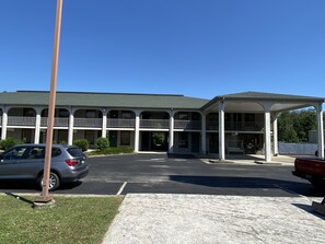 Front of property - Riverfront Lodge (Burkesville)