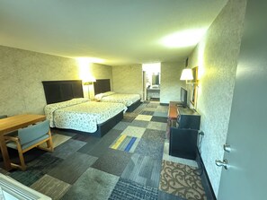 Huone, 2 parisänkyä | Työpöytä, silitysrauta/-lauta, ilmainen Wi-Fi, vuodevaatteet