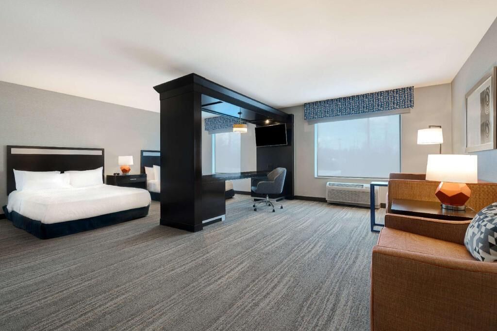 Premium bedding, pillow-top beds, in-room safe, laptop workspace