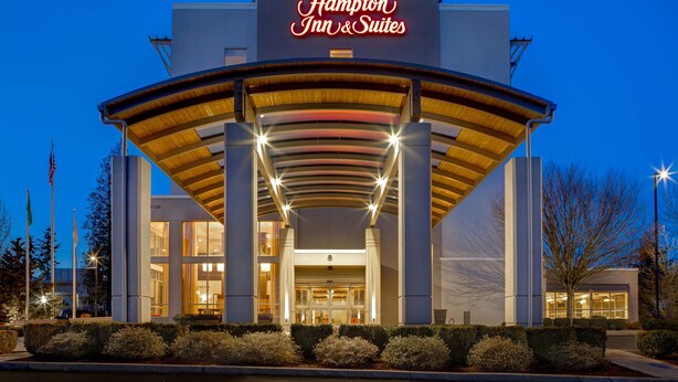 A Hampton Inn & Suites hotel entrance with a modern design, featuring a prominent sign, a covered entrance, and well-maintained landscaping. - Hampton Inn & Suites Seattle/Federal Way (Federal Way)