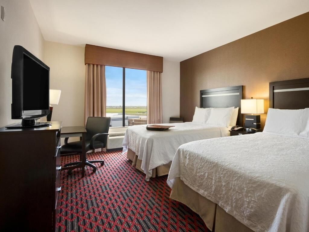 Brankas, setrika/meja setrika, Wi-Fi gratis, dan seprai linen