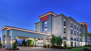 Un hôtel Hampton Inn & Suites doté d’une entrée bien visible, d’un passage couvert et d’une façade bien éclairée.