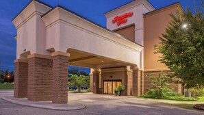 A Hampton Inn hotel with a modern facade, a prominent entrance, and a landscaped area with trees. - Hampton Inn Jackson (Jackson)