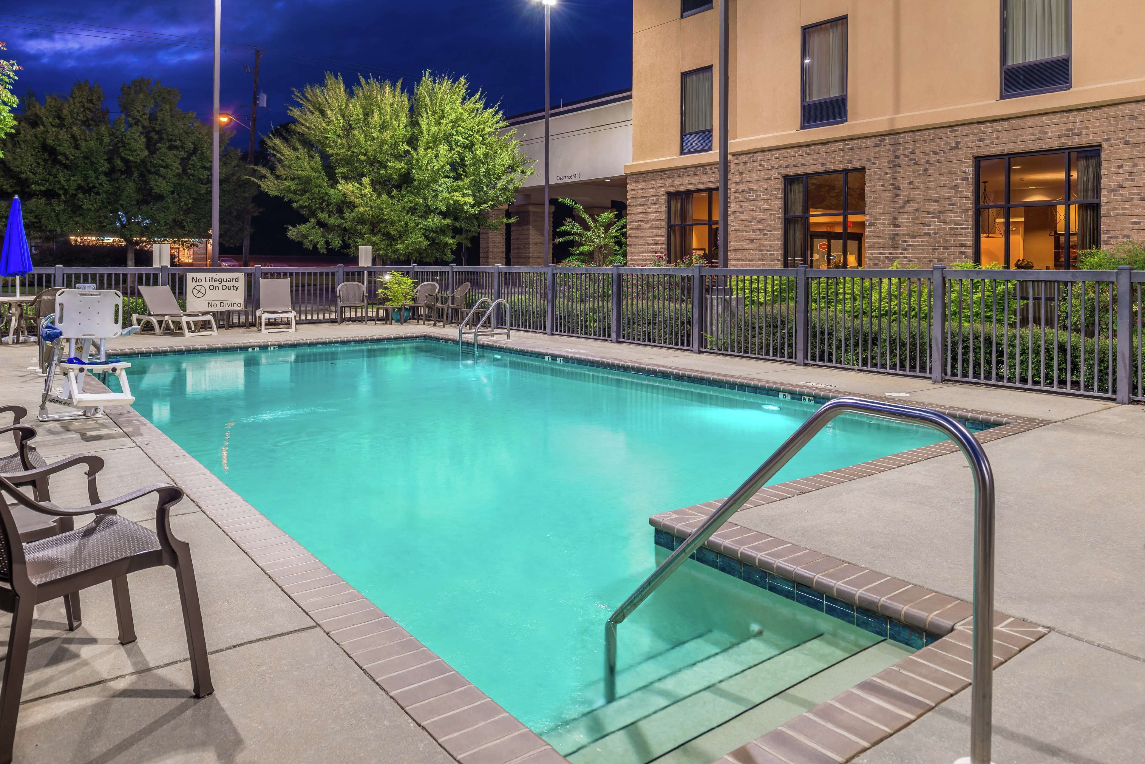 สระว่ายน้ำกลางแจ้งเปิดตามฤดูกาล