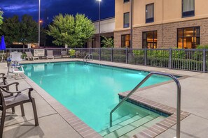 Sesongbasert utendørsbasseng