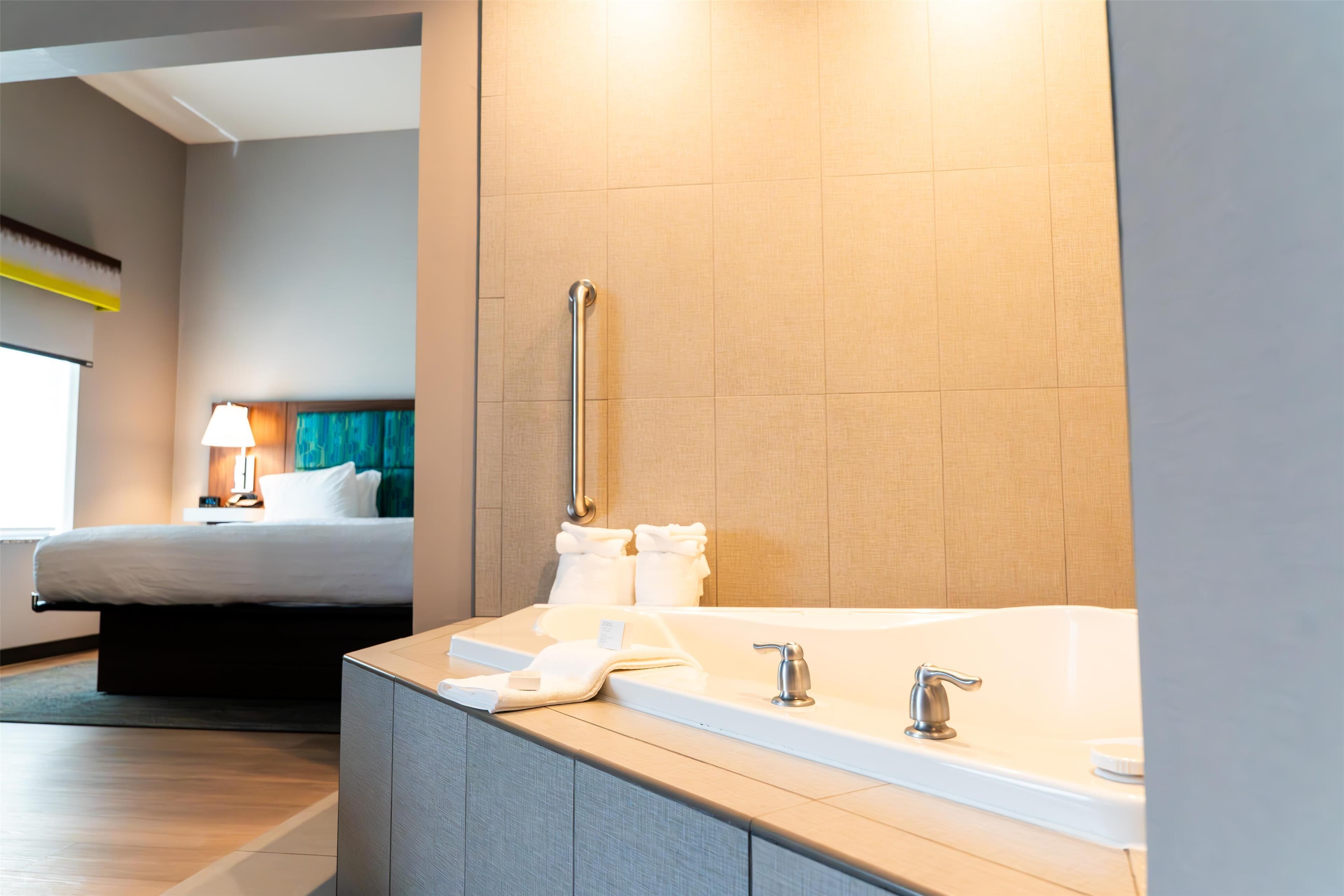 room, 1 king bed, jetted tub | in-room safe, iron/ironing board, free wifi, bed sheets