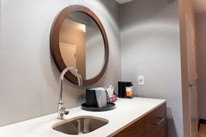 Room, 1 King Bed, Jetted Tub | Minibar