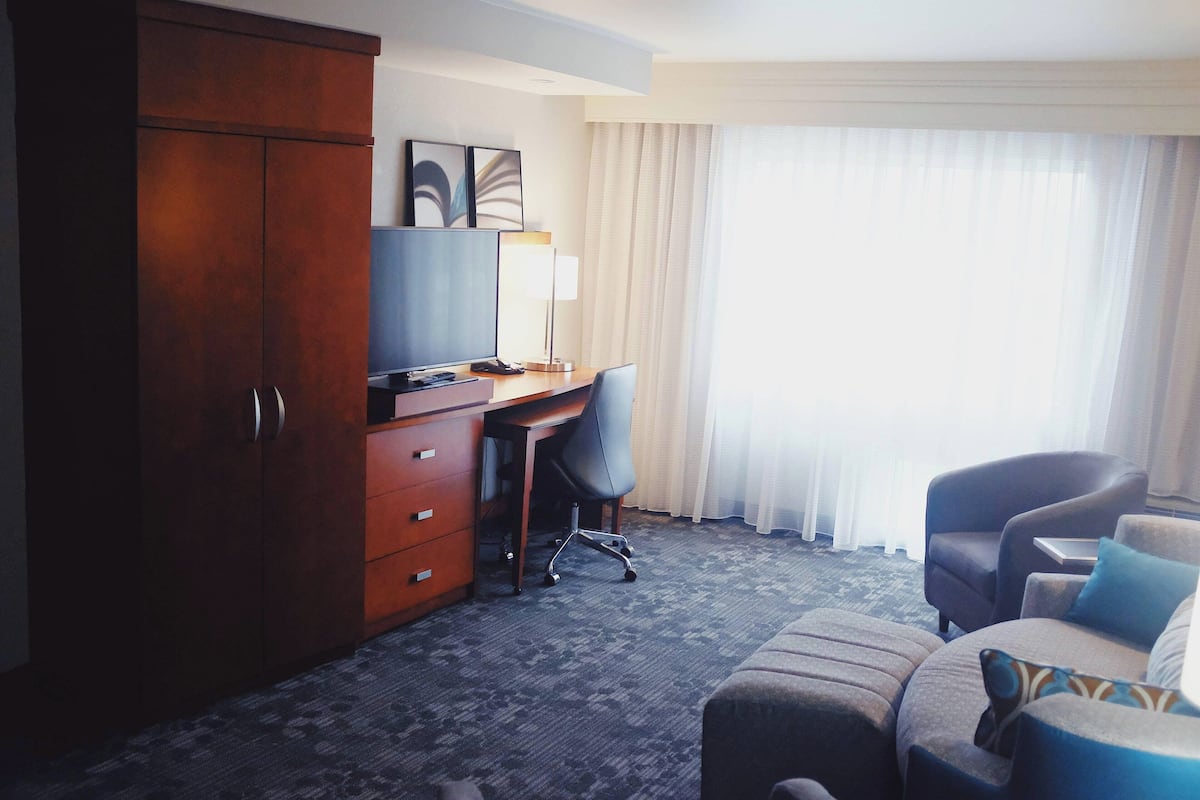 Suite, 1 Bedroom | Living room | 32-inch LCD TV with digital channels, TV