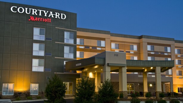 A Courtyard Marriott hotel with a modern design, multiple floors, and a covered entrance area. - Courtyard by Marriott Owensboro (Owensboro)