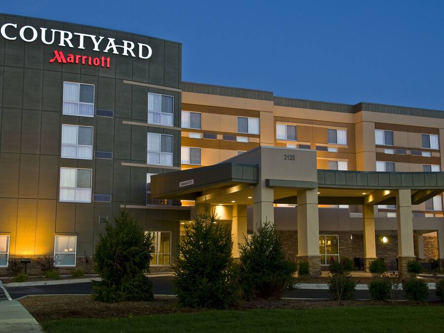 Majoituspaikan julkisivu illalla/yöllä