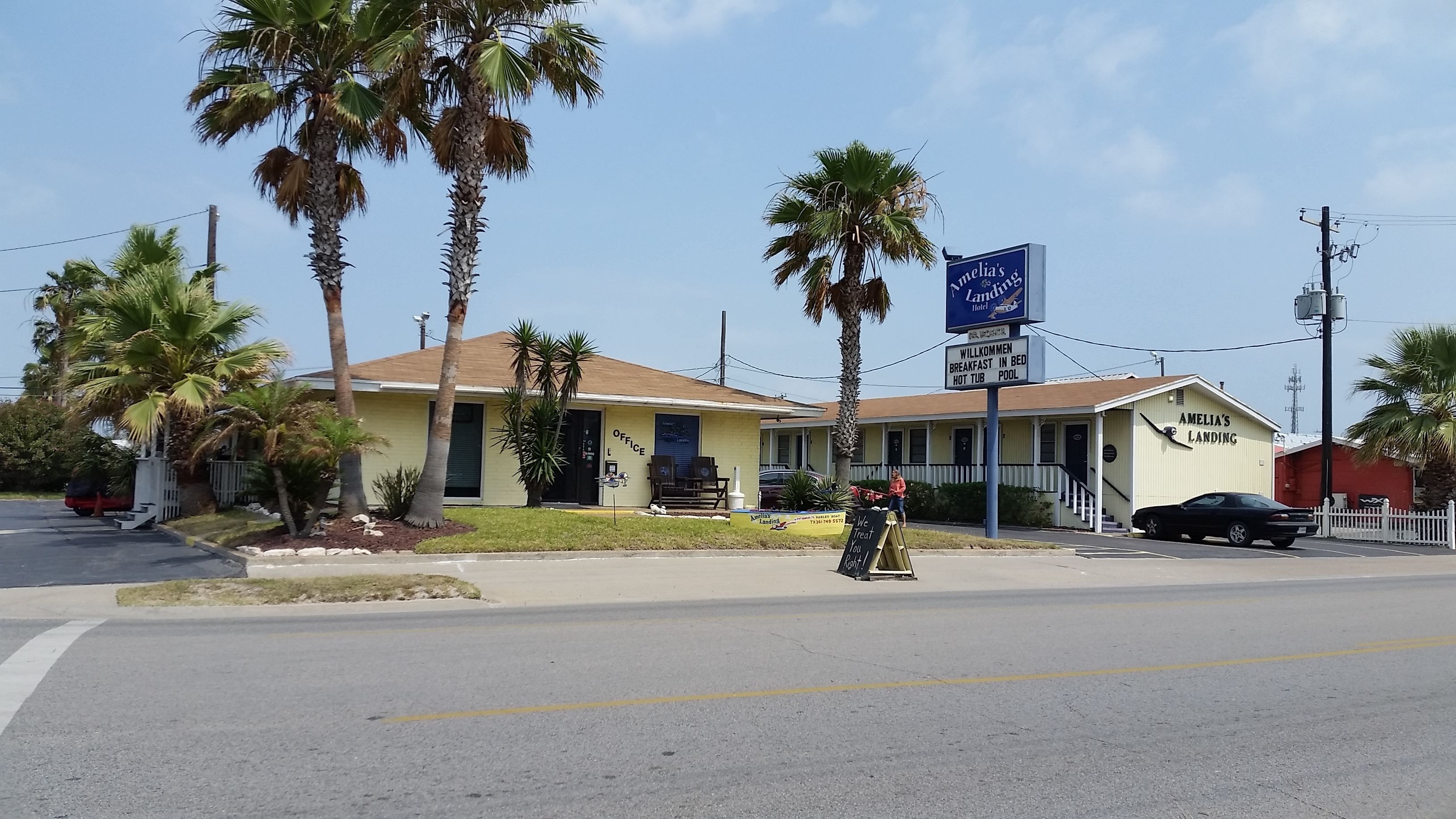 Un immeuble de deux étages avec une enseigne indiquant l’hôtel Amelia’s Landing.
