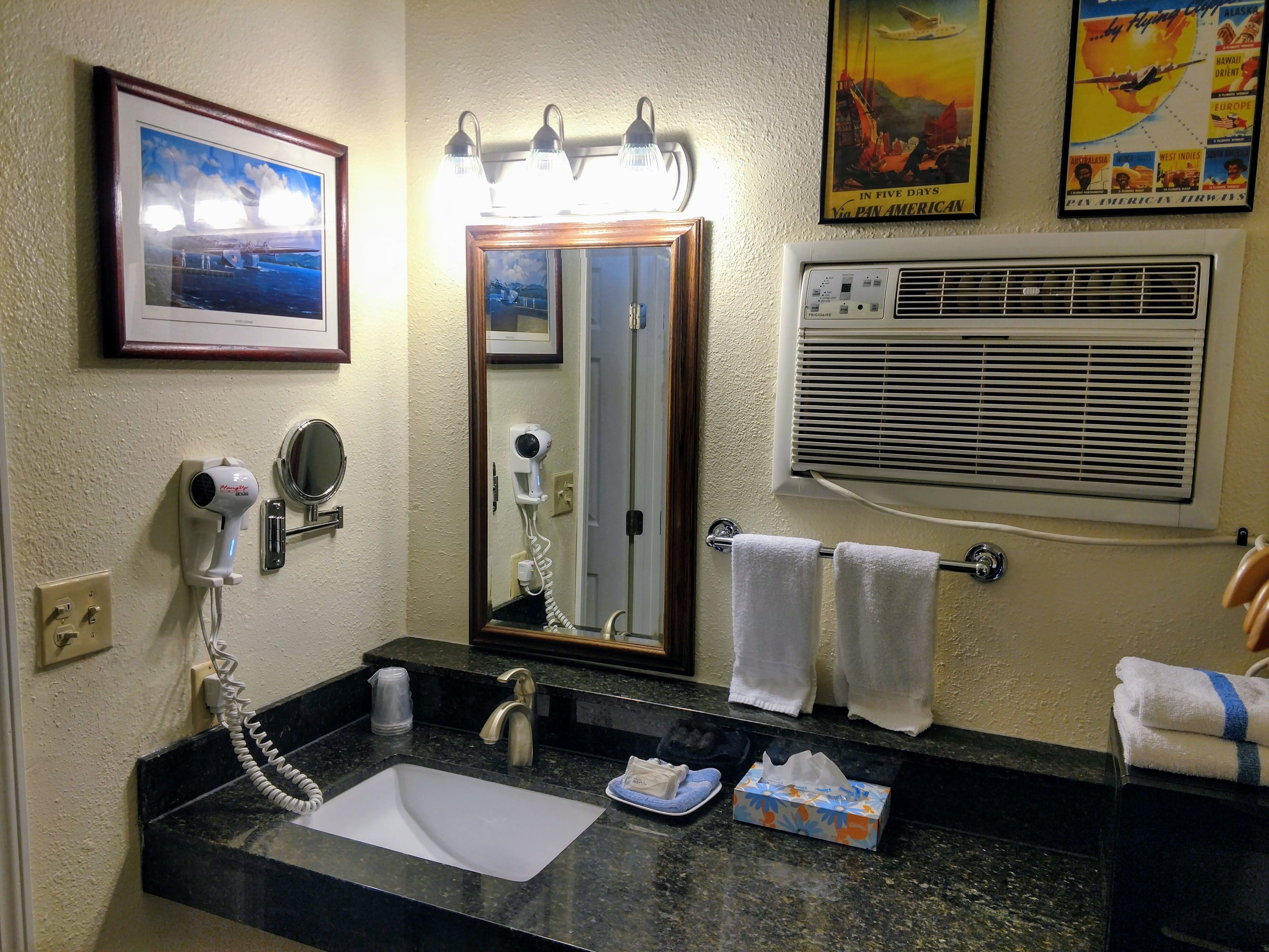 standard room, 1 queen bed (no pets) | bathroom | combined shower/bathtub, free toiletries, hair dryer, towels