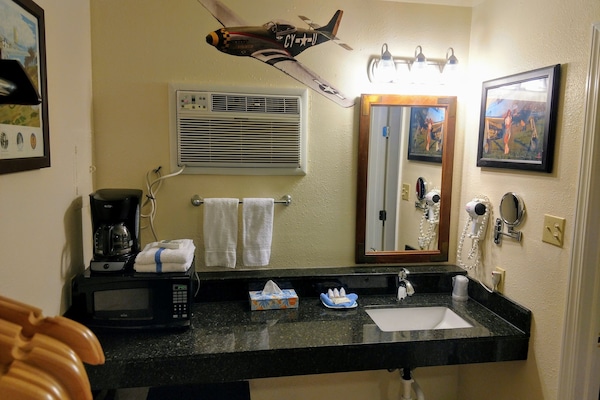 Standard Room, 1 Queen Bed (No Pets) | Bathroom sink