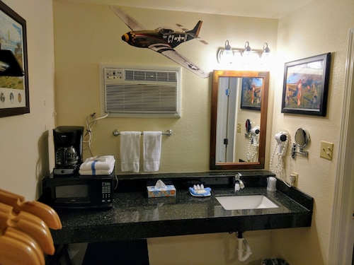 Amelia's Landing Hotel