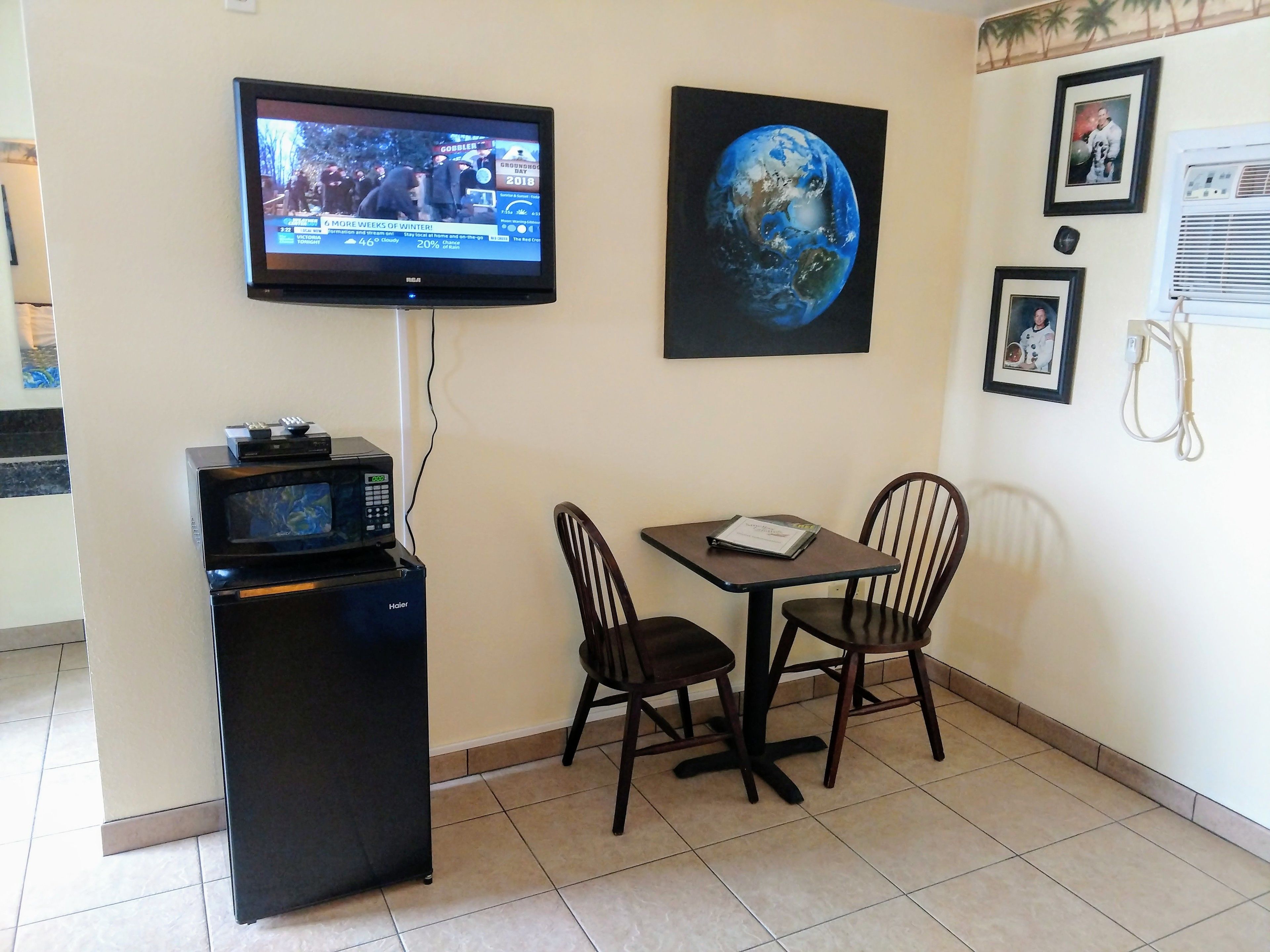 Habitación estándar, 2 camas de matrimonio | Servicio de comidas en la habitación