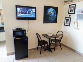 Standard Room, 2 Queen Beds | In-room dining