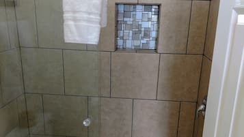 Ensemble douche/baignoire, articles de toilette gratuits, sĂšche-cheveux
