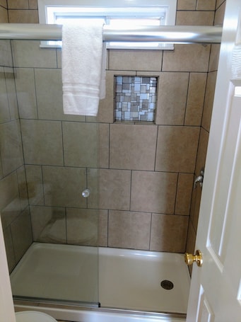 Combined shower/bathtub, free toiletries, hair dryer, towels. Amelia's Landing Hotel
