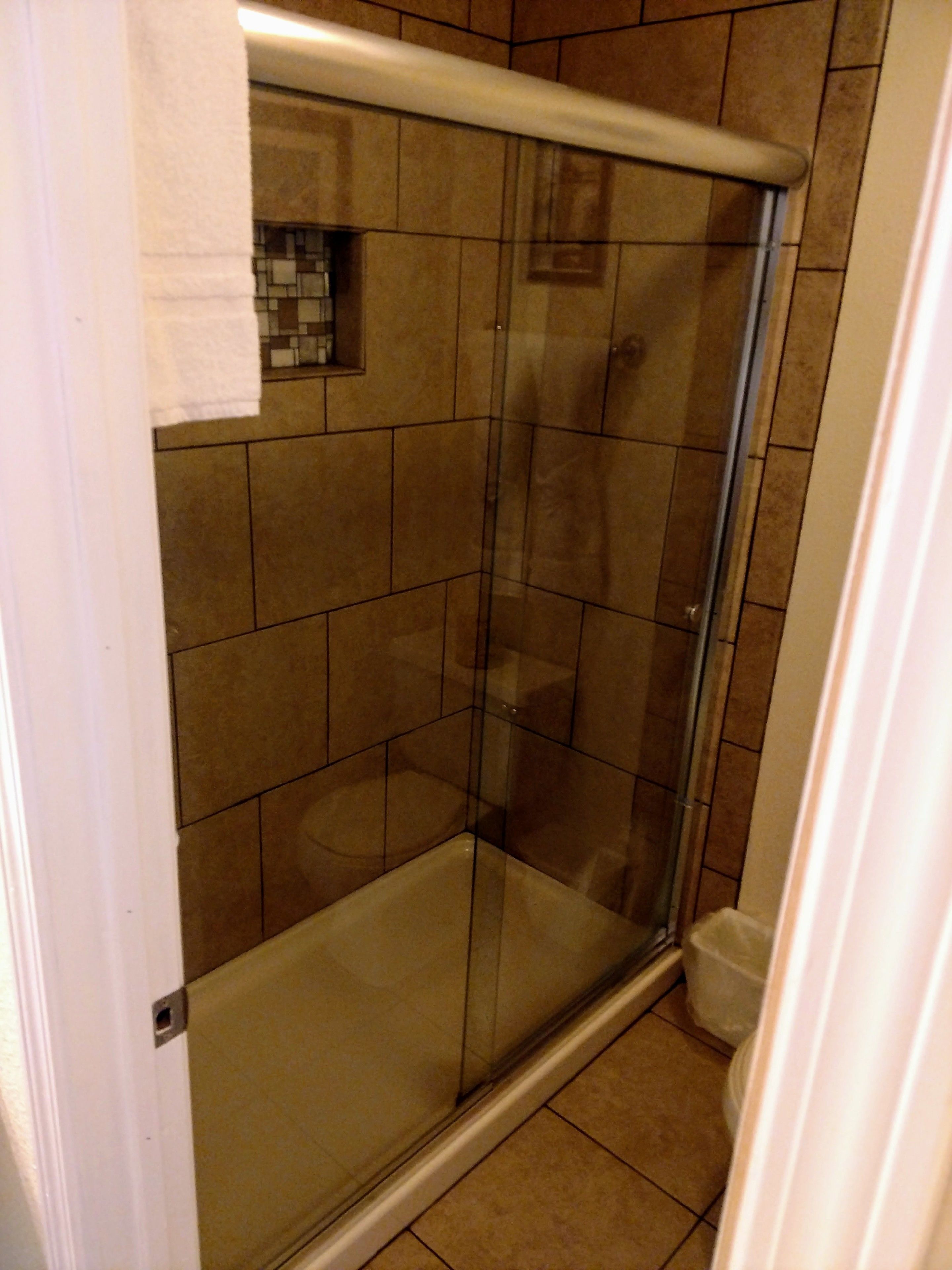 standard room, 1 queen bed (no pets) | bathroom | combined shower/bathtub, free toiletries, hair dryer, towels