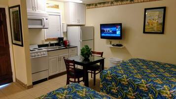 标准房, 2 张大床, 无烟房, 简易厨房 | 起居区 | 32-英寸纯平电视 (配备有线频道)、电视