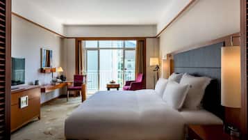 Habitación Deluxe, 1 cama King size, con acceso al salón lounge del club (Executive) | Ropa de cama de alta calidad y caja de seguridad en la habitación