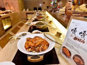 3 restaurants; breakfast, lunch and dinner served  - Pullman Zhangjiajie (Zhangjiajie)