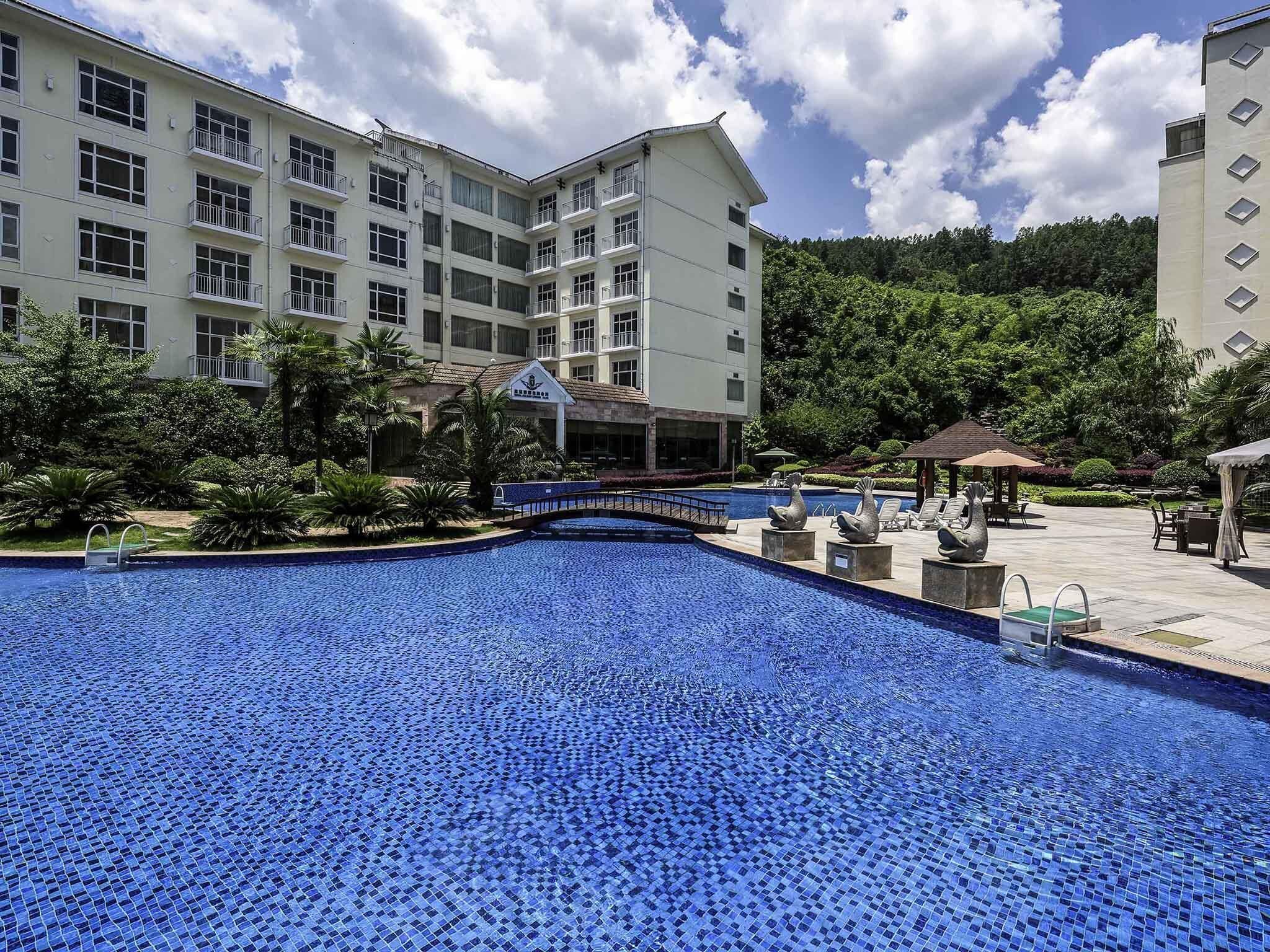 室外游泳池，日光浴躺椅