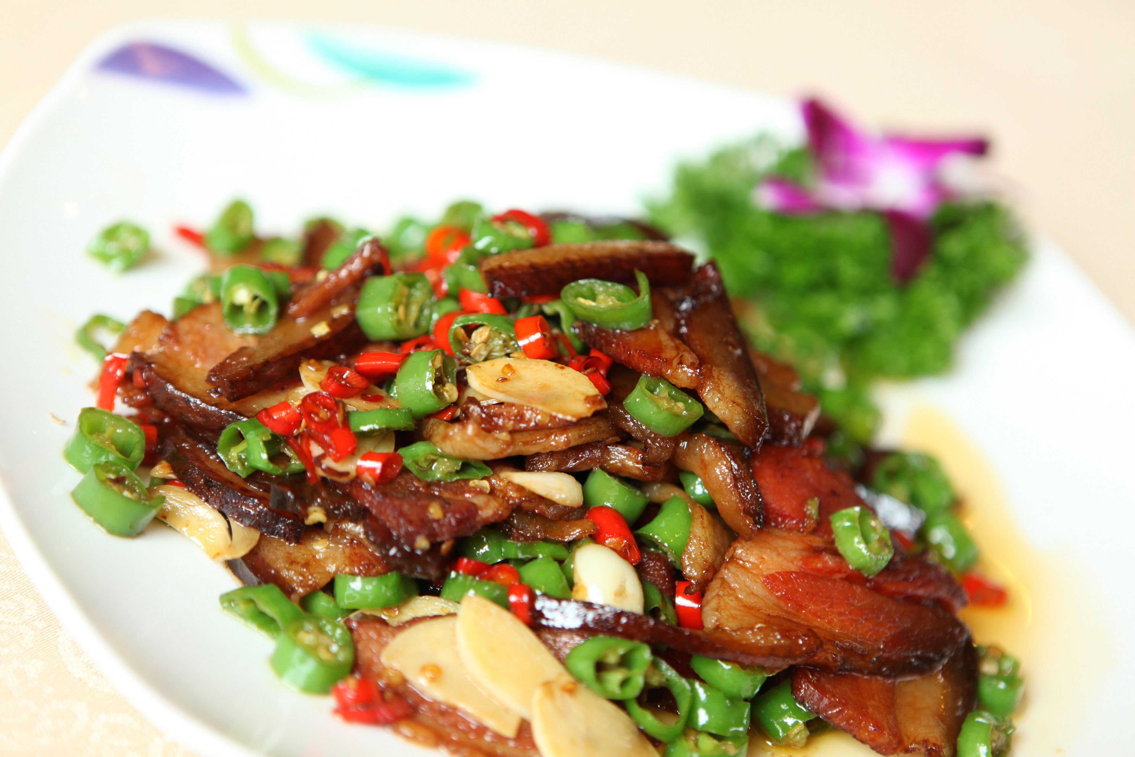 Un plato de carne salteada con verduras.