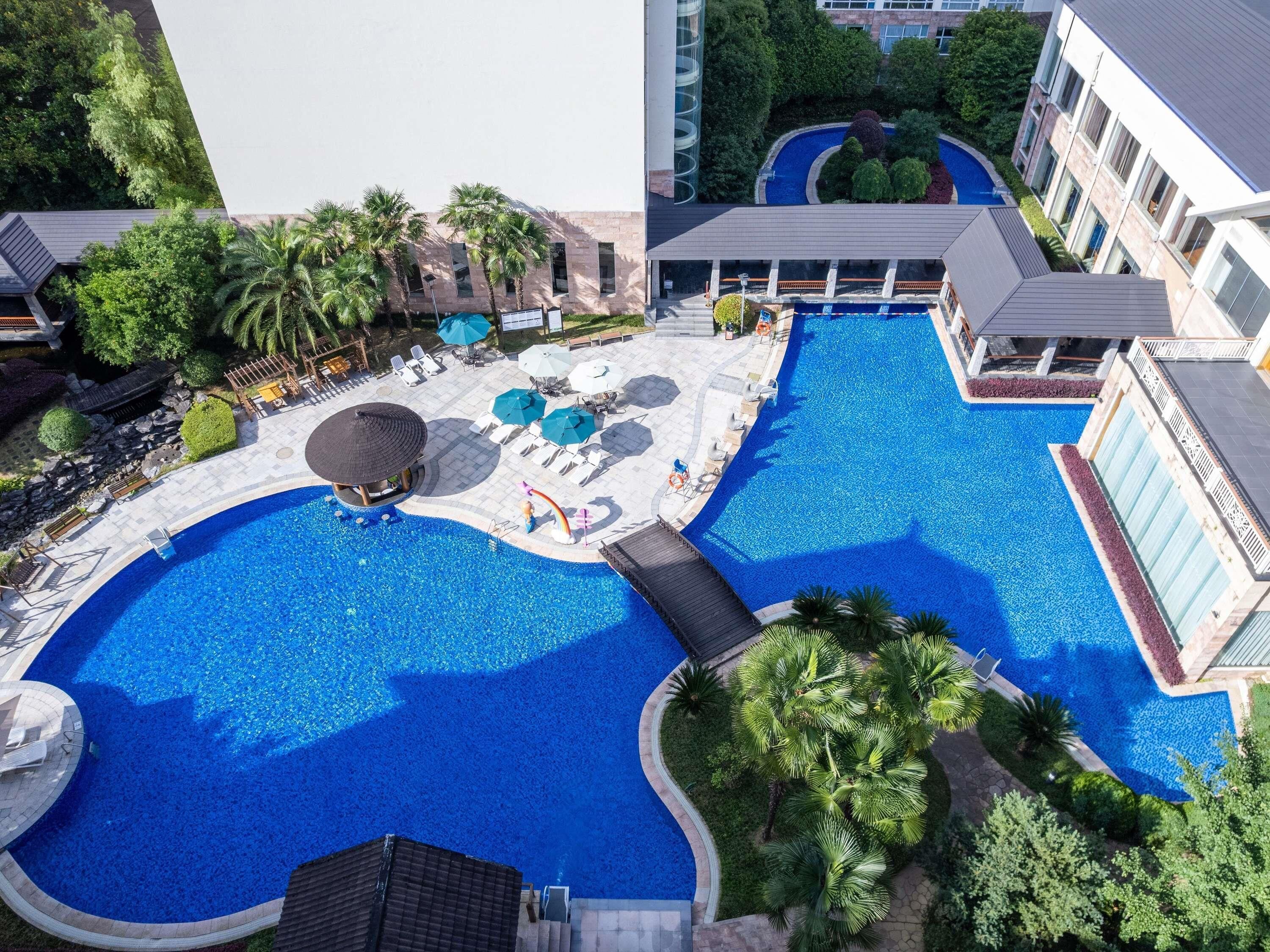Seasonal outdoor pool, open 10:00 AM to 10:00 PM, pool loungers