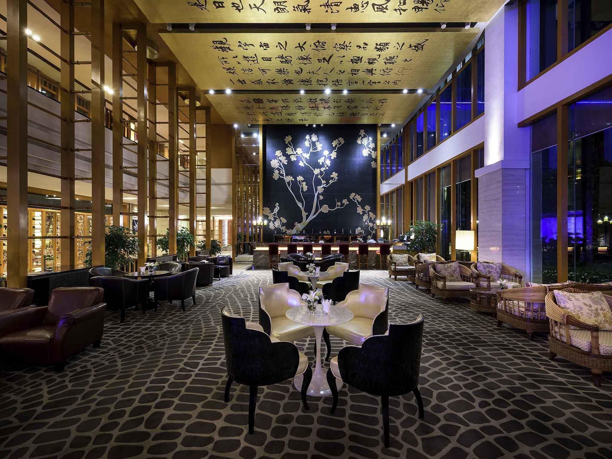 Bar (trong khuôn viên)