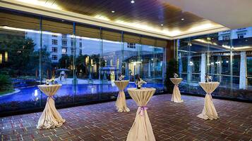 3 restaurants, breakfast served