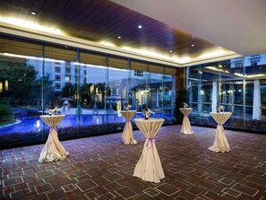 3 restaurants, breakfast served