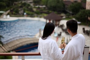 Una piscina al aire libre de temporada (de 10:00 a 22:00), tumbonas