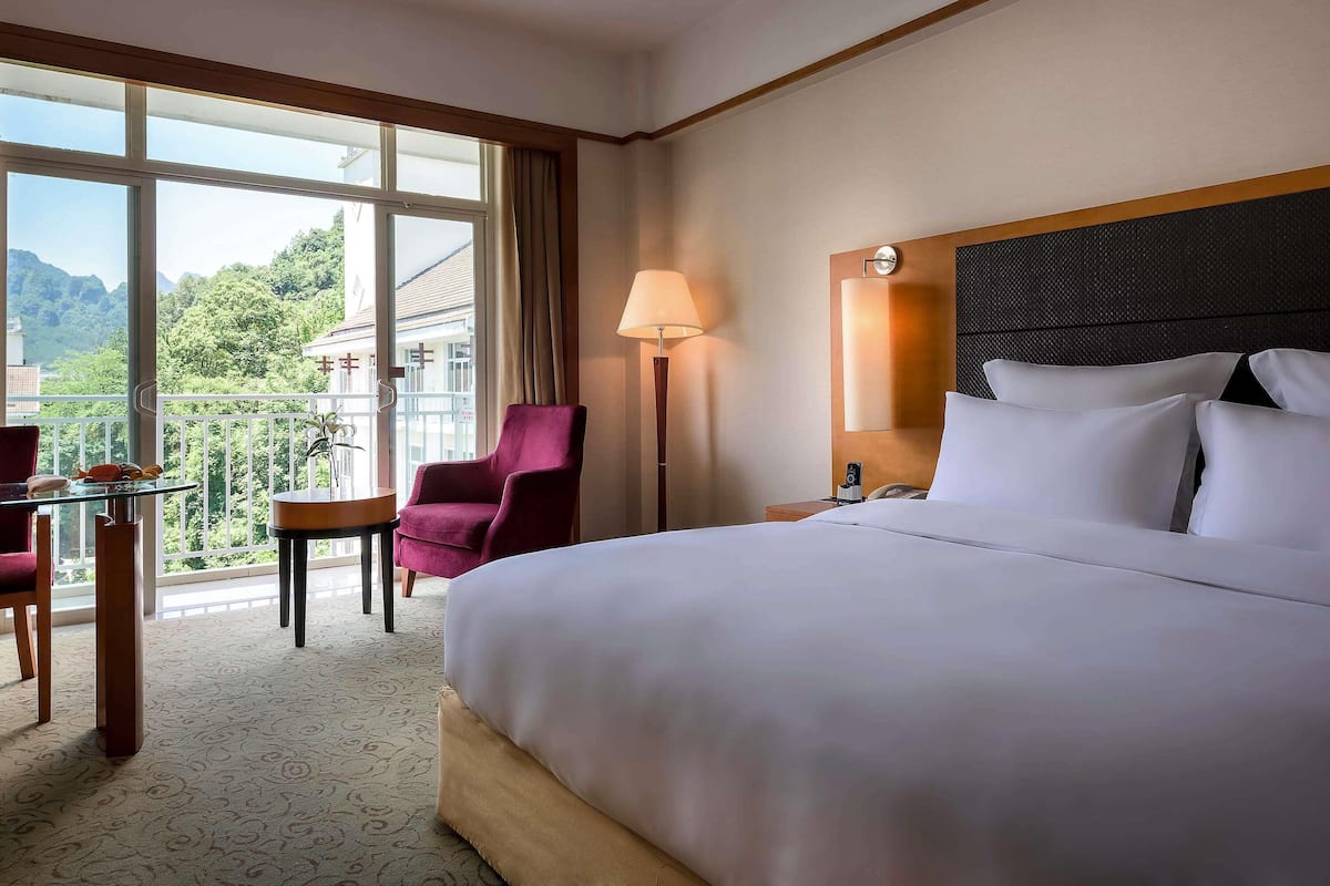 Chambre Deluxe, 1 trÚs grand lit | Literie de qualité supérieure, coffres-forts dans les chambres, bureau