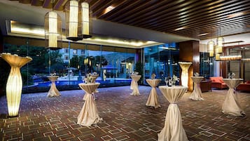 3 restaurants; breakfast, lunch and dinner served