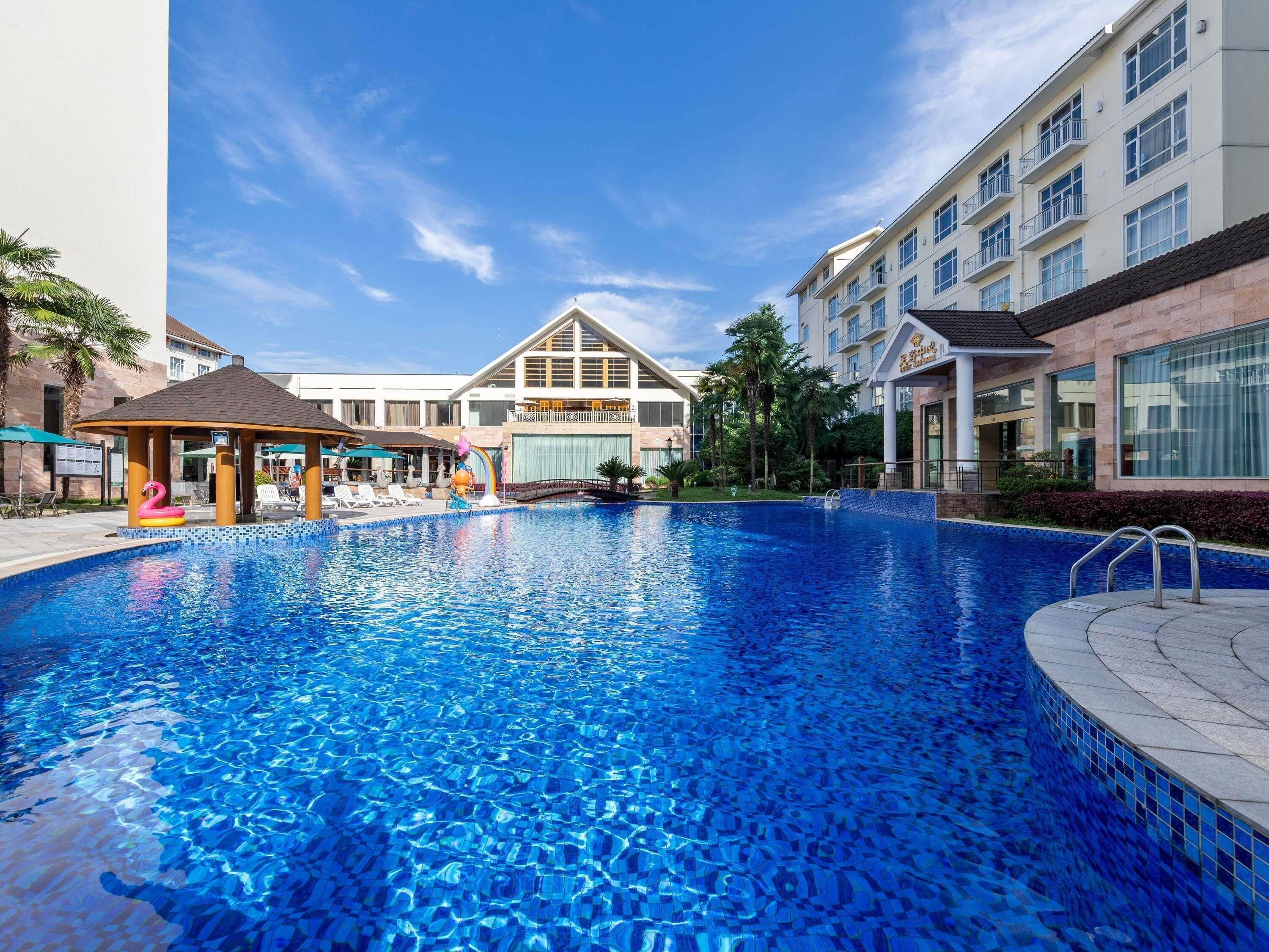 Seasonal outdoor pool, open 10:00 AM to 10:00 PM, pool loungers
