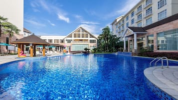 Seasonal outdoor pool, open 10:00 AM to 10:00 PM, pool loungers