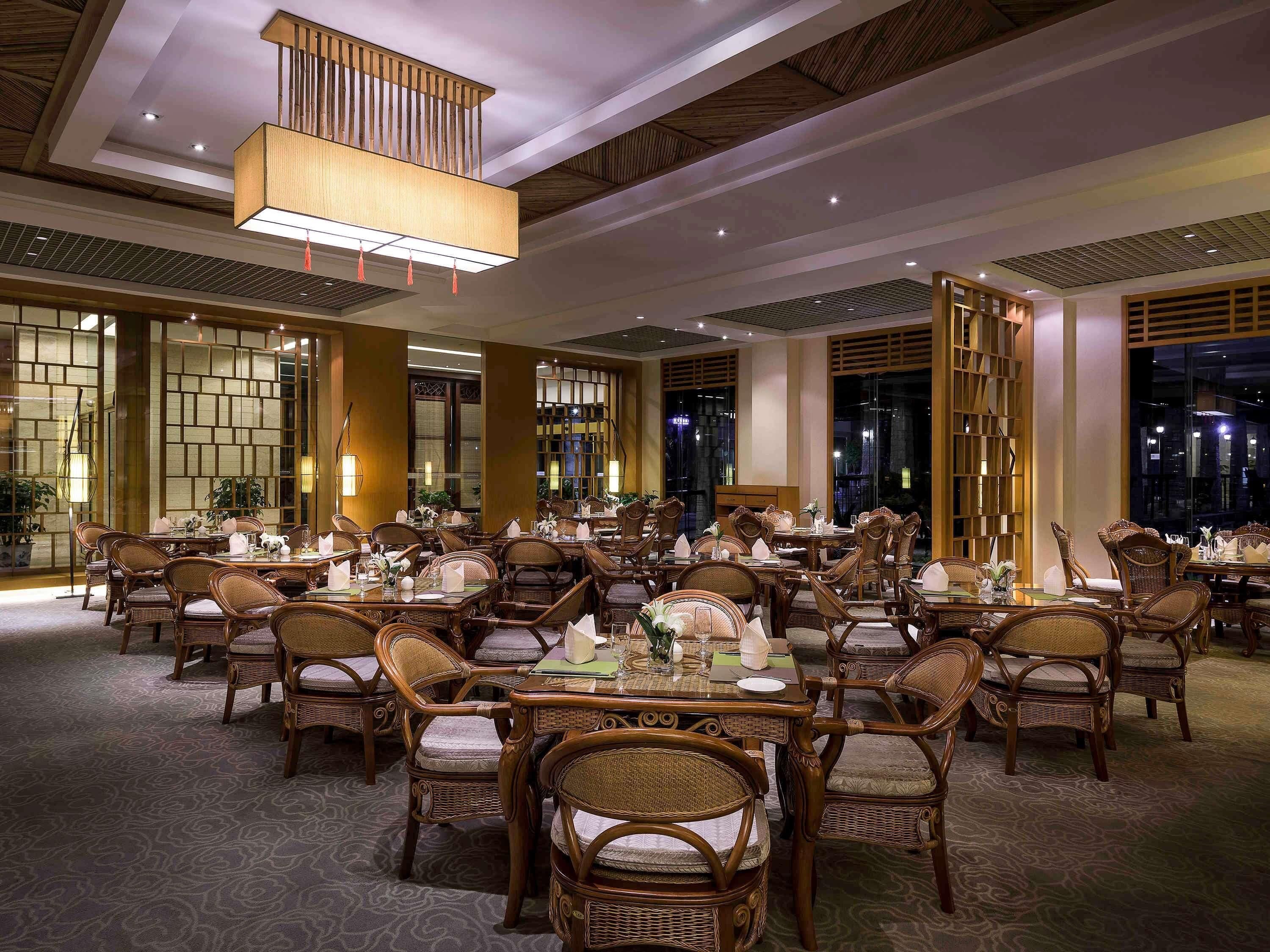 3 restaurants; breakfast, lunch, and dinner served