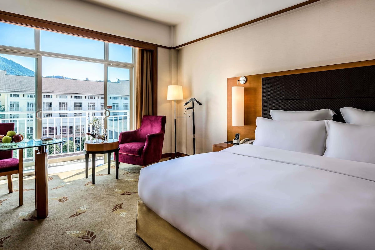 Premium bedding, in-room safe, desk, soundproofing