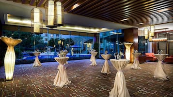 3 restaurants; breakfast, lunch and dinner served