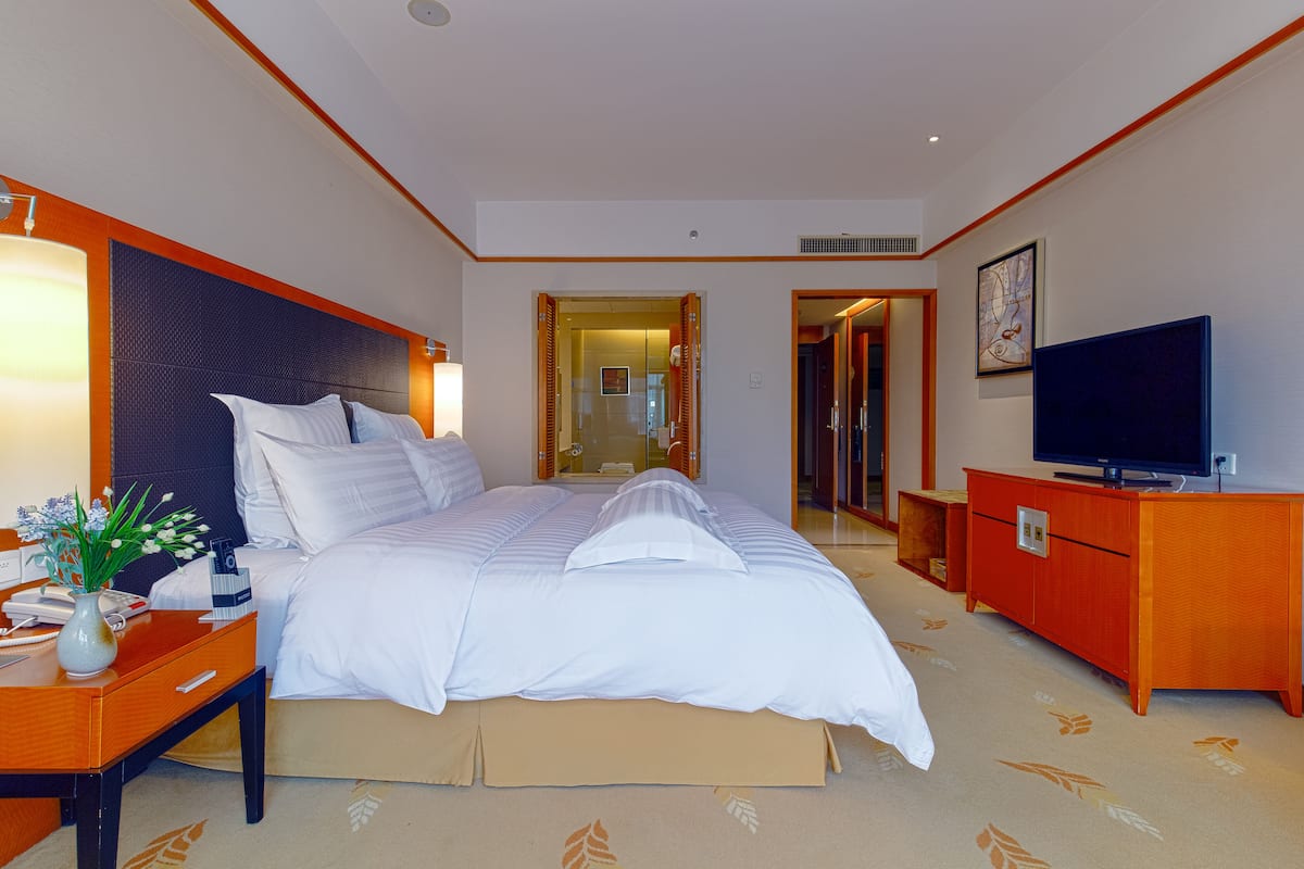 Camera Deluxe, 1 letto king, accesso al Club Lounge (Executive) | Biancheria da letto di alta qualità, una cassaforte in camera