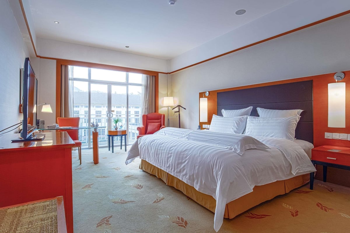 Chambre Deluxe, 1 trÚs grand lit, accÚs au salon club (Executive) | Literie de qualité supérieure, coffres-forts dans les chambres, bureau